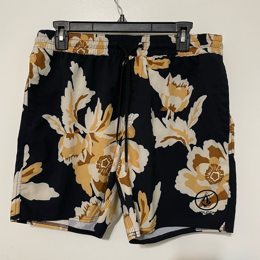 Volcom true to this Men’s M floral Hawaiian style Swim Shorts w pockets